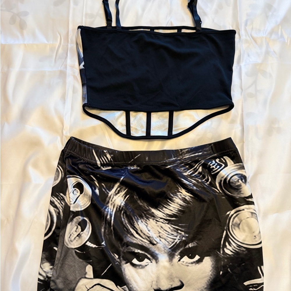 Retro Graphic Print Corset + Mini Skirt Set ๐ค
Size: L - Picture 5 of 6
